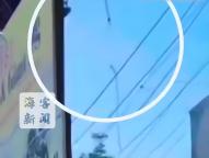 印度男子玩蹦极时绳索断裂坠落屋顶 安全措施失效引发担忧