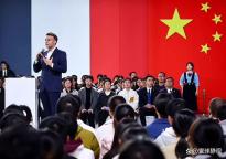 法新社下的馬克龍 五星紅旗同框引熱議