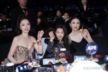 董璇晒小酒窝与白鹿自拍 温馨画面暖人心