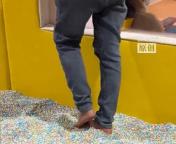 现场：男子在儿童沙池内反复搓脚！