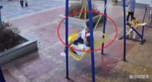 男子靠近搂抱荡秋千的两名小女孩 公园内惊现不当行为