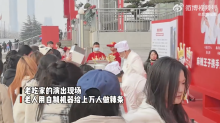老人用自制机器给上万人做辣条！