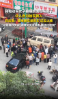 女子被卷入車底 眾人瞬間圍上抬車