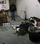 員工“踢了一腳” 救了老板一命 寒冬里的溫暖一腳