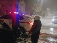 雪中多人被困山區(qū) 警方及時(shí)救援 警民攜手共度難關(guān)