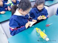 科学老师用水桶手搓火箭升空 点燃乡村科学梦