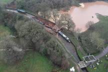 英国一运河出现天坑多艘船只搁浅 运河坍塌引发紧急救援