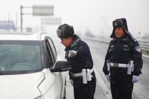 哈尔滨下雪啦 全警动员保畅通