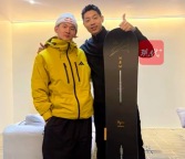 苏翊鸣送许昕签名单板 网友：梦幻联动！