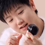 孙颖莎玩自己的手办露出开心笑容