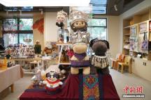 年轻人给LABUBU穿上壮族“高定” 民族风潮玩新宠