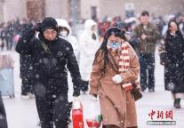 北京倡议发动居民志愿者扫雪 共筑安全出行路