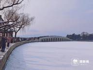 北京颐和园的雪景如何 古韵银装引游客赞叹