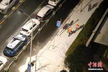 郑州城管出动2.7万人次除雪 应对低温冰冻天气