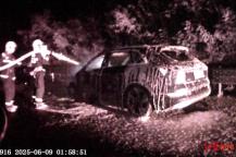 情侣策划纯电车自燃骗保45万 汽油残留露马脚