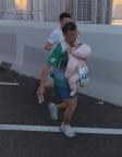 男子背婴儿跑全马引热议 争议画面遭强制退赛