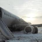 俄载353人客机起飞时冲出跑道 全员平安无恙