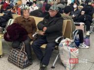 七旬老人带20斤土特产陪女儿反向过年 跨越山川的团圆