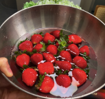 草莓用流水冲洗后就能吃 为什么有的草莓形状很奇怪