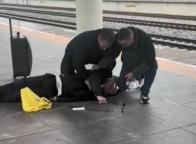 旅客突发疾病倒地多方紧急救助 众人合力施救