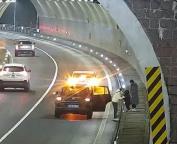 交警一通电话救下四名乘客 生死时速