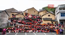 浙江一村连续8年组织村民拍全村福 留住团圆记忆