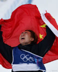 苏翊鸣身披国旗激情庆祝 冬奥首金荣耀时刻