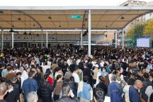 广州制衣村数百名老板街头排队招人 线上线下齐发力