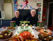 70岁双胞胎年年一起庆生 温馨场面感动人心
