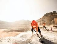 男子冒名工作35年养老金被停发起诉 法院确认部分劳动关系