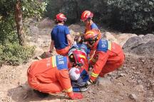 男子登山不慎滑倒 多方救援 装备不当险酿祸