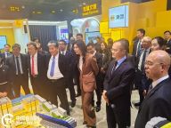 郑丽文尝无人机配送奶茶直呼好喝 科技便利令人赞叹