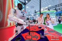 消博会开馆 前沿AI机器人轮番亮相 创新科技吸引参观者
