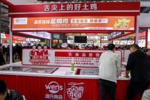 温氏董事凌晨押运300只鸡兑现承诺 首批土鸡顺利交付