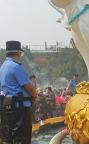 西双版纳泼水节游客疯狂“洗警” 民警笑容满面参与狂欢