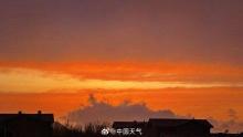 北京春雨中晚霞惊艳亮相 夕阳温暖光芒