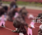 特训基地学员带5斤重仿真婴儿参训