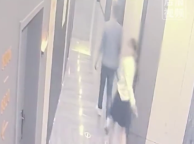 酒店前台凌晨带陌生男子闯入女生房间 工作人员：意外，前台刷错卡客人立马就出来了