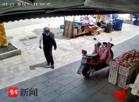 男子偷精品金枕榴莲 警方迅速破案 群众送锦旗感谢