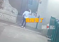 有一种安全感叫人民子弟兵！男子遭追打直奔武警营门求救