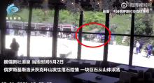 俄羅斯景區(qū)驚險(xiǎn)一幕：巨石從山坡滾下直砸紀(jì)念品攤旁 男子拔腿躲過