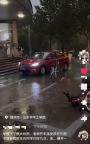 學(xué)生因暴雨滯留圖書館 教師駕車送回 新入職教師溫暖行動獲贊