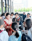 新人結(jié)婚偶遇高考考生 喜結(jié)良緣與金榜題名相逢