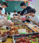 一班主任自費2000多元，辦鹵菜龍蝦盛宴送別學生