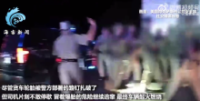 美墨边境生死时速：偷渡货车爆胎仍逃窜 起火后美警强开车门下来39人