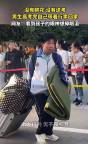 高考后男生独自带一桶一行囊回家 独立的成人模样
