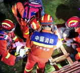女子捡手机差点要了一条命 消防员：幸好河水不深，不然冲走了