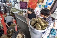 杭州手工粽子热销 端午节前排队抢购