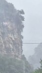 游客攀岩遇大雨紧贴壁崖不敢动 景区回应