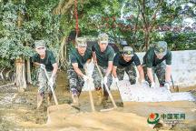 子弟兵在风雨中护送昏迷孩子 患难见深情